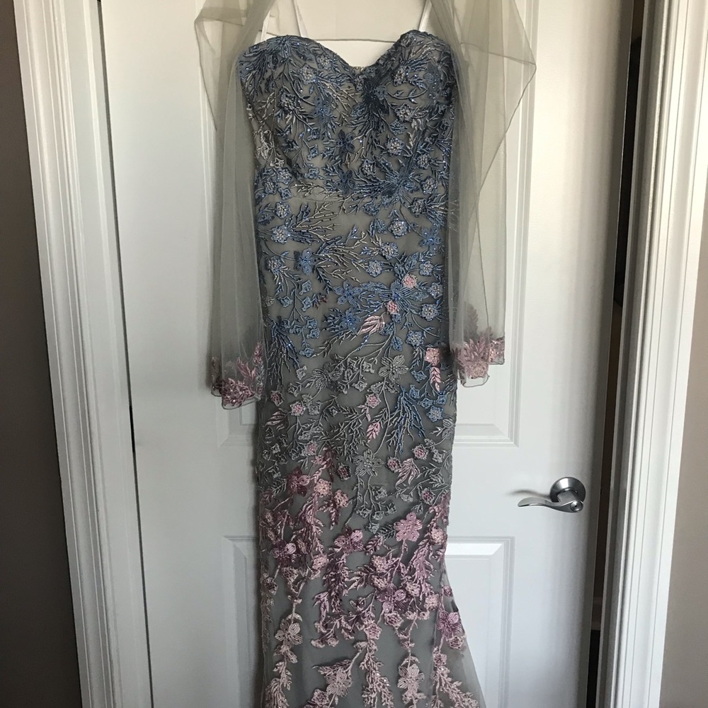 Formal gown - Picture 4 of 4